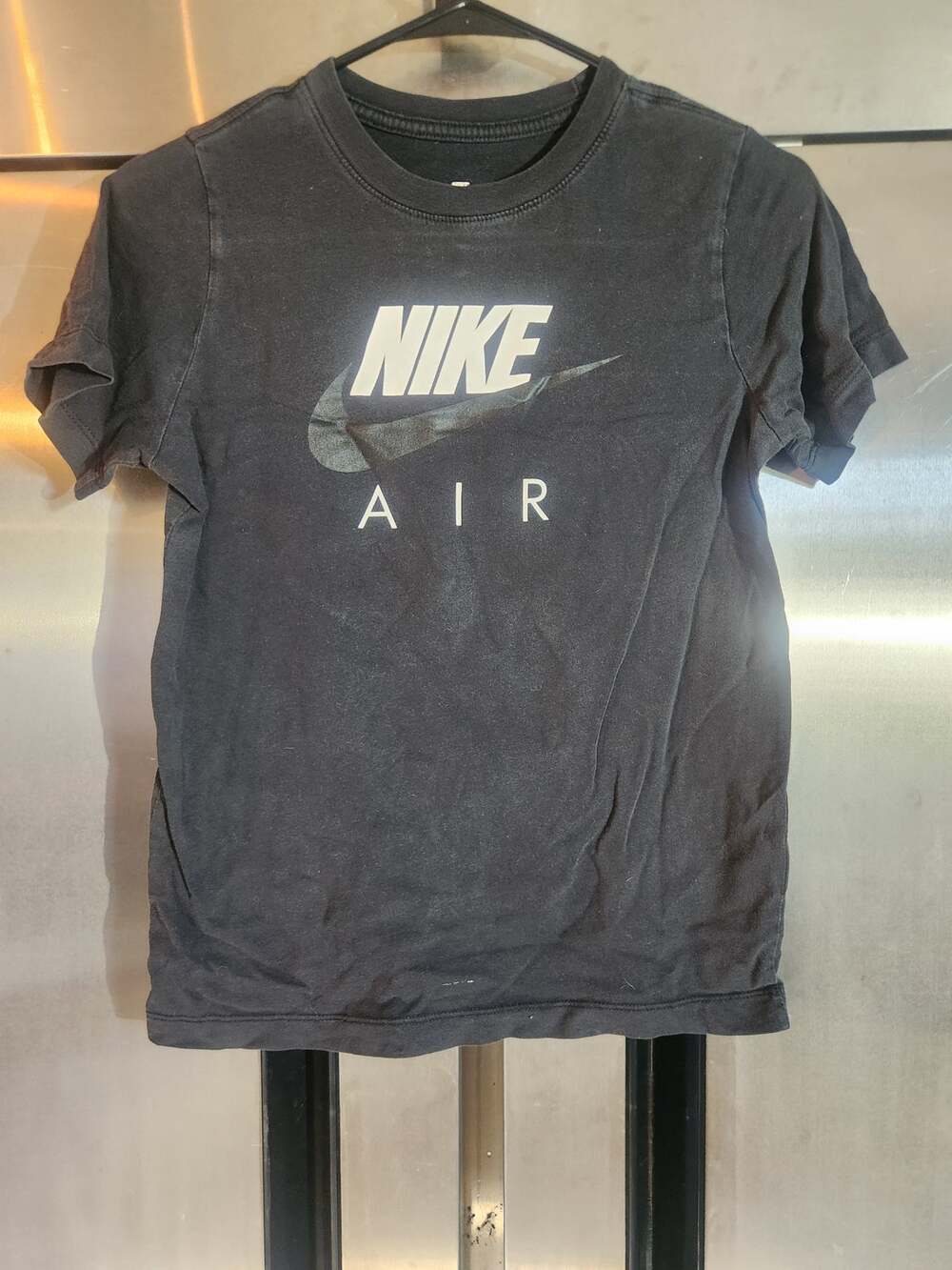 Nike Air Youth Size L Black Graphic Swoosh Logo Short Sleeve Crew Neck T-Shirt